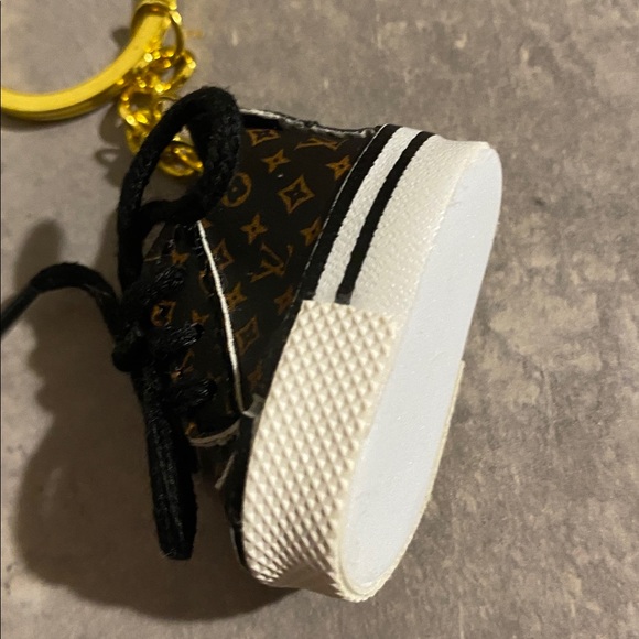 LV Sneakers Keychain - Picture 3 of 4